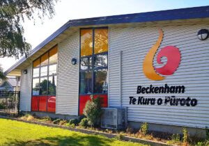 Beckenham-Te-Kura-O-Puroto-Christchurch-New-Zealand-Front-Sign